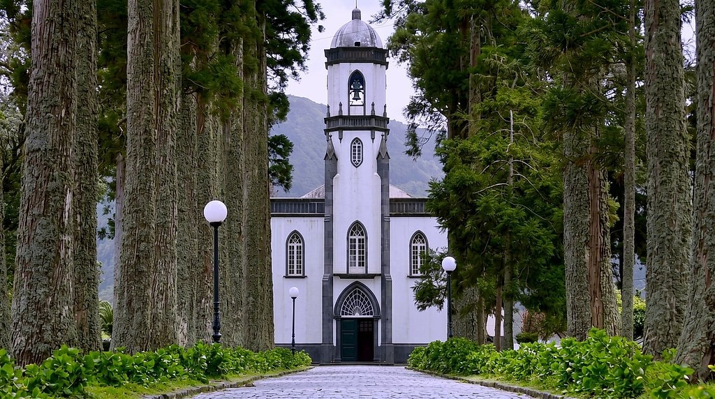 São Nicolau church at the end of a tree-lined avenue in Sete Cidades, São Miguel