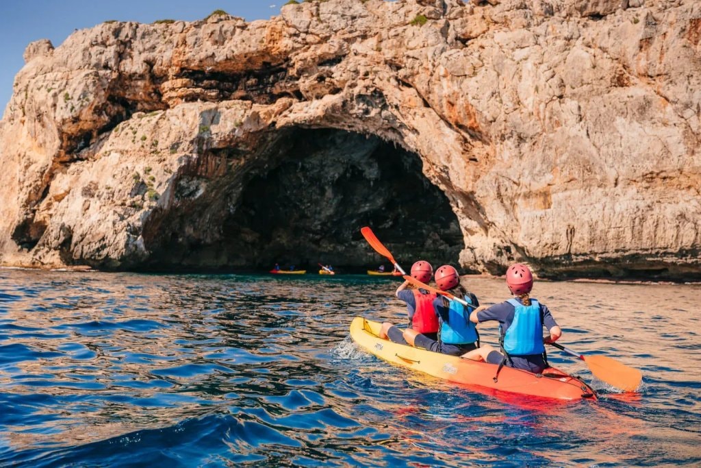 Mallorca Kayak Tours: Caves, Cliffs and Coastlines