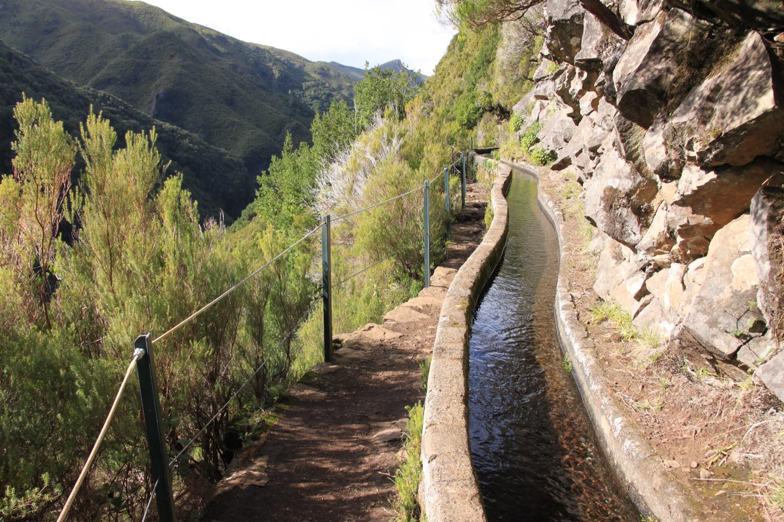 Kitsas Levada das 25 Fontes veekanal, mis kulgeb läbi Madeira tiheda rohelise loorberimetsa